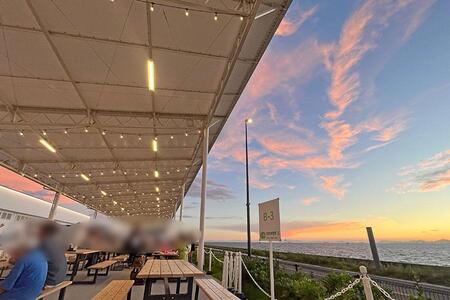 　『２０２５大阪・関西万博』７月１９日より西ゲート付近の「団体休憩所西」にオープンした「ＥＸＰＯサンセットビアテラス」では、綺麗な夕日を眺めながらお酒を楽しめる（１９時頃／Ｌｍａｇａ．ｊｐ撮影）