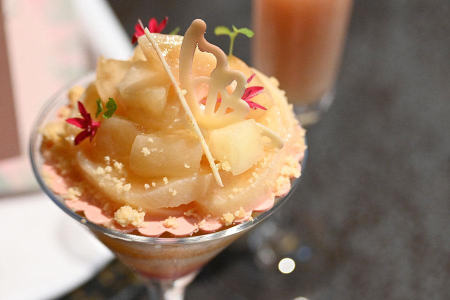 　ウェルカムデセール「ピーチパルフェ」。桃半玉分を使用