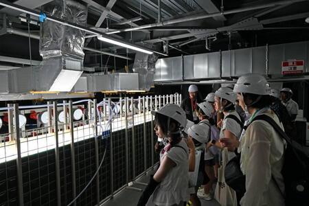 　日本館の裏側…非公開のスピルリナ培養装置を特別見学（クレジット：技術監修：ちとせ研究所／設備：ＮＥＤＯ（国立研究開発法人　新エネルギー・産業技術総合開発機構）