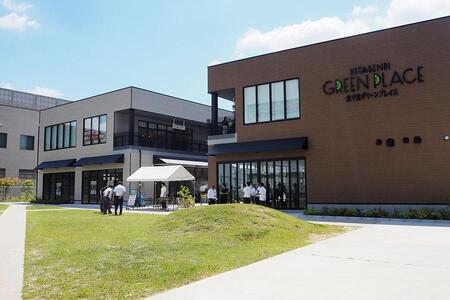 　阪急・北千里駅の近くに開業する「北千里グリーンプレイス」。吹田市が整備した芝生の「まちなか広場」でのイベントも