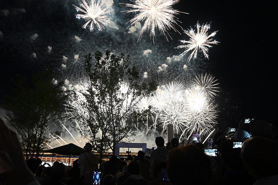 　花火ショーの様子（７月２３日／Ｌｍａｇａ.ｊｐ撮影）