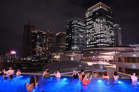 　「うめきた温泉　蓮」で人気の「インフィニティプール」からうめきたの夜景をエンジョイ