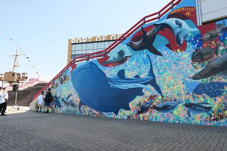 　海遊館の生き物たちを描いたウォールアートが「海遊館西はとば」に登場（７月２４日・大阪市港区）