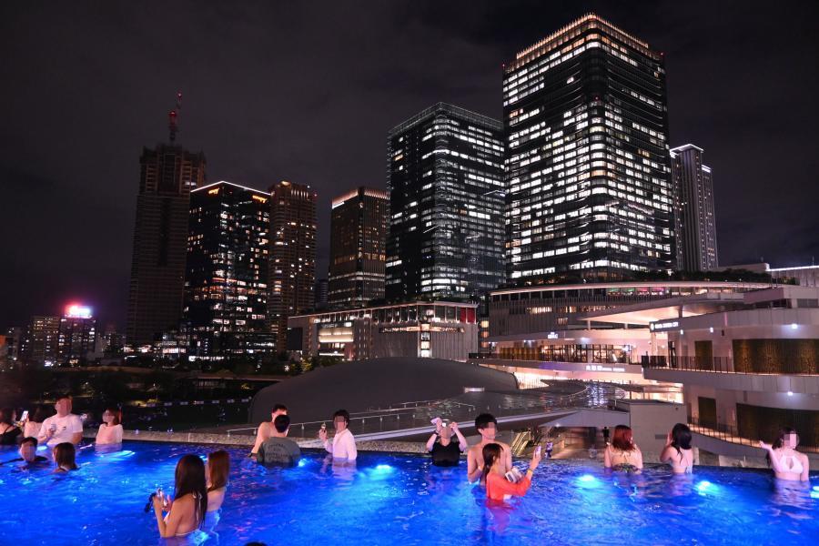 　「うめきた温泉　蓮」で人気の「インフィニティプール」からうめきたの夜景をエンジョイ