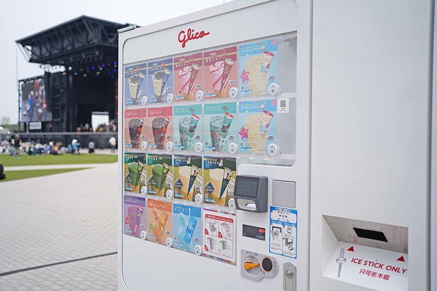 　『大阪・関西万博』に設置されている「セブンティーンアイス」の自動販売機（７月３日／Ｌｍａｇａ.ｊｐ撮影）