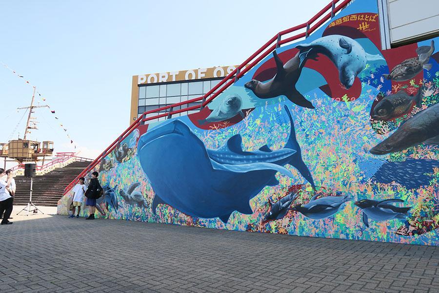 　海遊館の生き物たちを描いたウォールアートが「海遊館西はとば」に登場（７月２４日・大阪市港区）