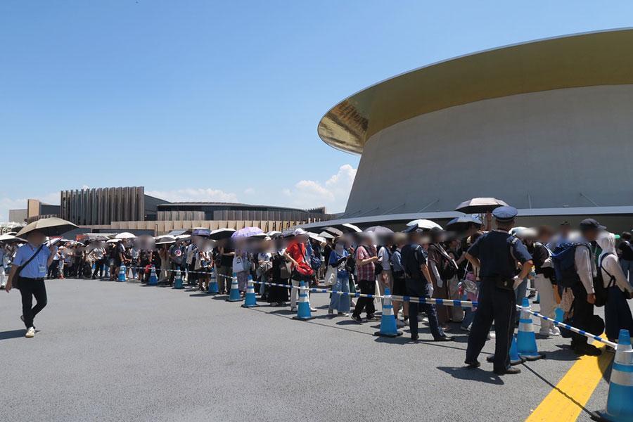 　『大阪・関西万博』７月２４日（木）はシャインハットのイベント『滋賀県ＤＡＹ』に西川貴教ら豪華ゲストが参加。１１時過ぎには第２部の整理券を求める人々で行列が出来ていた（Ｌｍａｇａ.ｊｐ撮影）