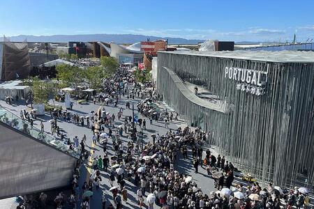 ポルトガルパビリオン前のパフォーマンスに群がる人々（7月27日・16:30頃／Lmaga.jp撮影）