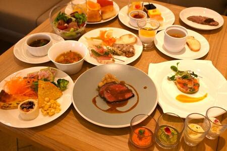 　カラフルで上品なメニューが食べ放題で楽しめる「宝塚ホテル」