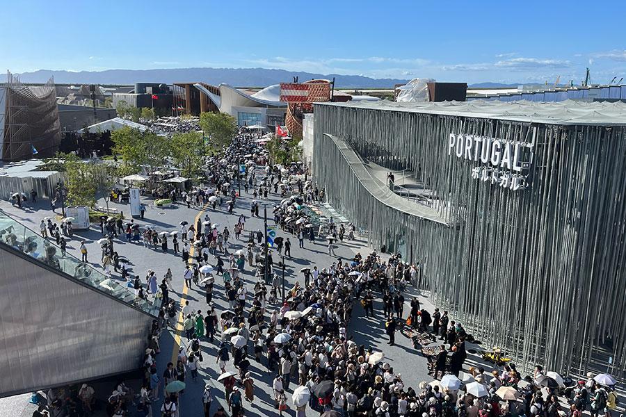 ポルトガルパビリオン前のパフォーマンスに群がる人々（7月27日・16:30頃／Lmaga.jp撮影）