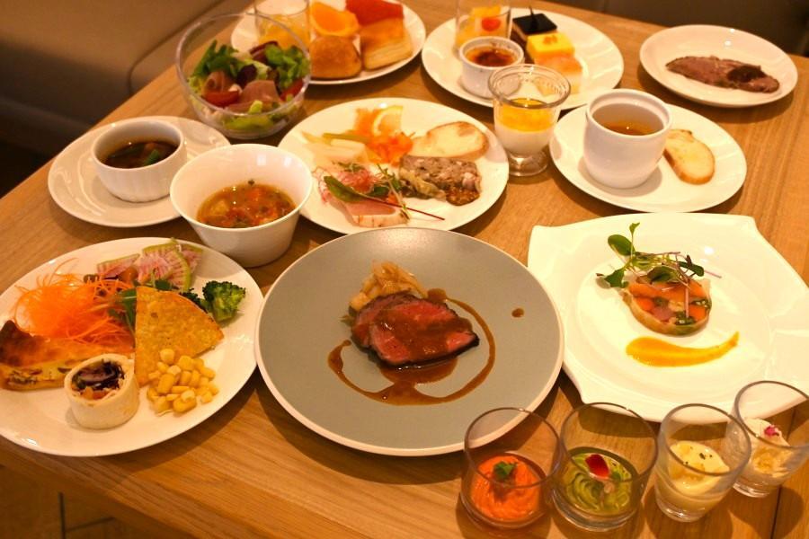 　カラフルで上品なメニューが食べ放題で楽しめる「宝塚ホテル」