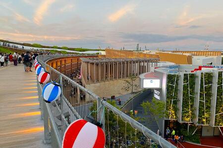 28日のイベントのため、万博カラーの提灯が設置された「大屋根リング」（7月27日・19時頃／大阪・関西万博）撮影：Lmaga.jp