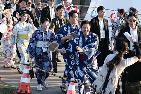 吉村知事と横山市長も浴衣姿で参加した（Lmaga.jp撮影）