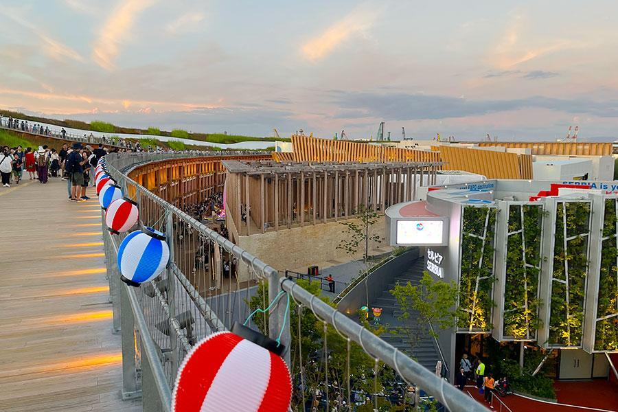 28日のイベントのため、万博カラーの提灯が設置された「大屋根リング」（7月27日・19時頃／大阪・関西万博）撮影：Lmaga.jp