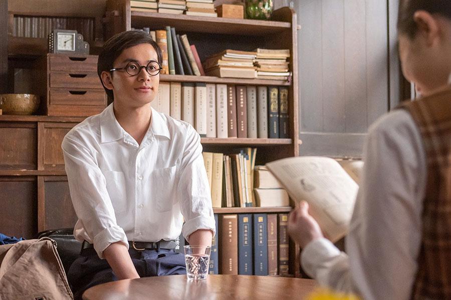 　『あんぱん』第８６回より。月刊くじらを読むのぶを見守る嵩（北村匠海）ⒸNHK