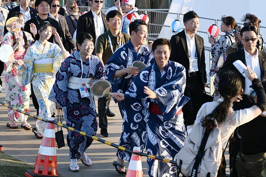 吉村知事と横山市長も浴衣姿で参加した（Lmaga.jp撮影）