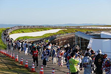 「大屋根リング盆踊り～大阪から世界をつなぐ～」。事前募集で約8000人が集まった（7月28日・18時10分頃／大阪・関西万博）撮影：Lmaga.jp