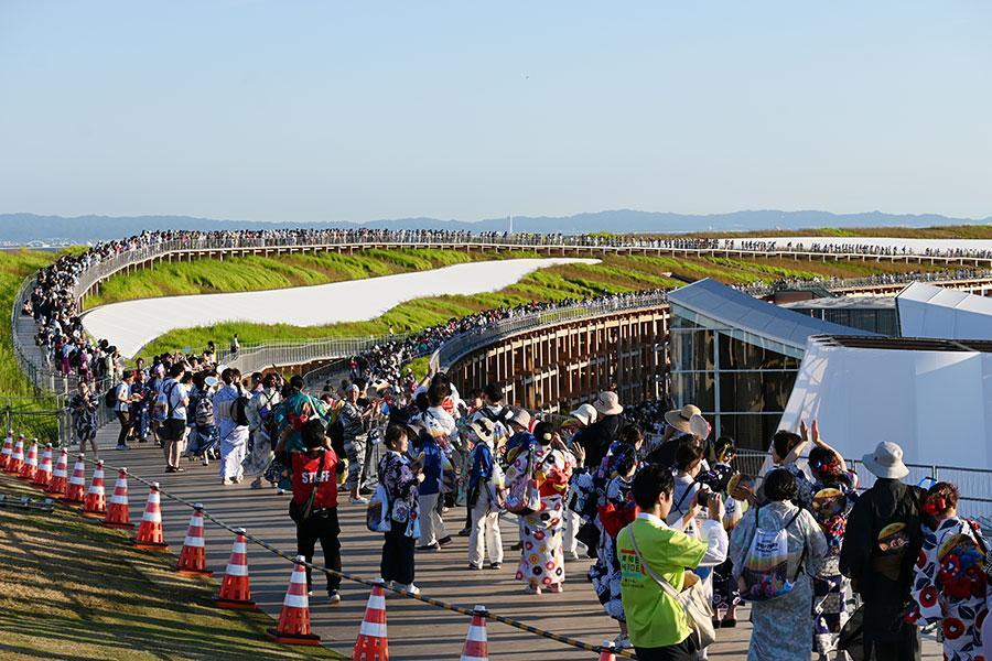 「大屋根リング盆踊り～大阪から世界をつなぐ～」。事前募集で約8000人が集まった（7月28日・18時10分頃／大阪・関西万博）撮影：Lmaga.jp
