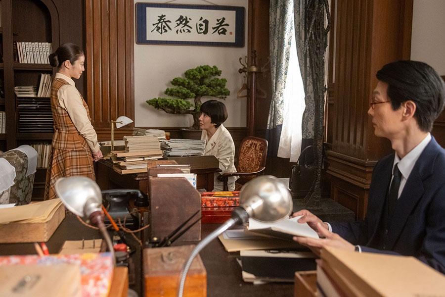 　『あんぱん』第８７回より。代議士・薪鉄子（写真中央、戸田恵子）と話すのぶ（写真左、今田美桜）©ＮＨＫ