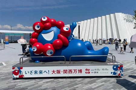 　『大阪・関西万博』会場内「風の広場」に移設されたミャクミャク像（７月３０日１１時頃／Ｌｍａｇａ.ｊｐ撮影）