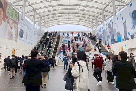 うちわの配布場所は「夢洲駅 改札外」、エスカレーター前のスペースを予定