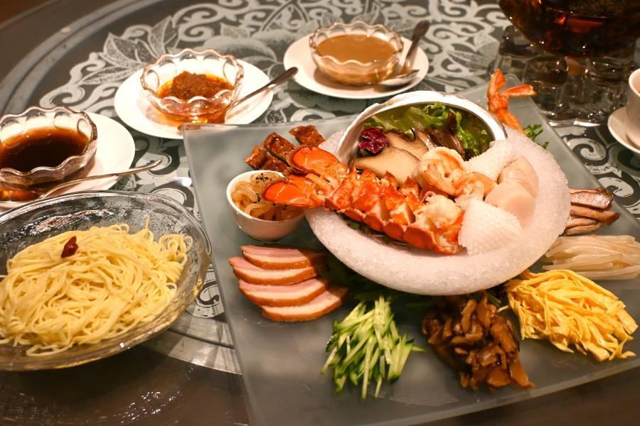 　「スイスホテル南海大阪」の「エンプレスルーム特製冷麺」（１２０００円）。ウナギ、アワビなど豪華食材目白押し