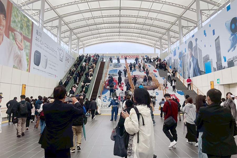 うちわの配布場所は「夢洲駅 改札外」、エスカレーター前のスペースを予定