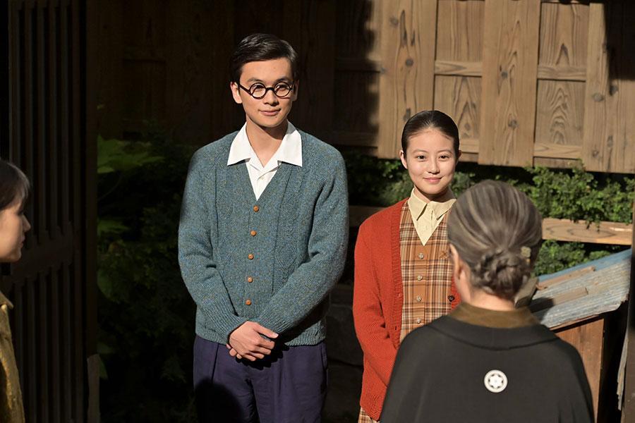 　『あんぱん』第９０回より。朝田家を見送る嵩（北村匠海）とのぶ（今田美桜）©ＮＨＫ