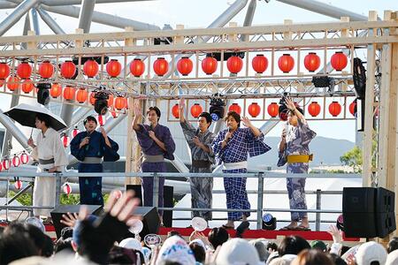 　オープニングには浴衣姿のカベポスター、ダブルヒガシ、フースーヤが登場（Ｌｍａｇａ.ｊｐ撮影）