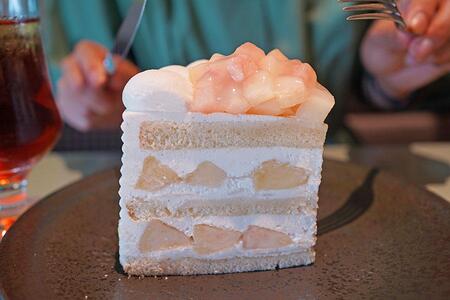 「ホテルニューオータニ大阪」では、販売期間が短く「幻のショートケーキ」とも称される、桃のショートケーキを販売中（7月30日／Lmaga.jp撮影）