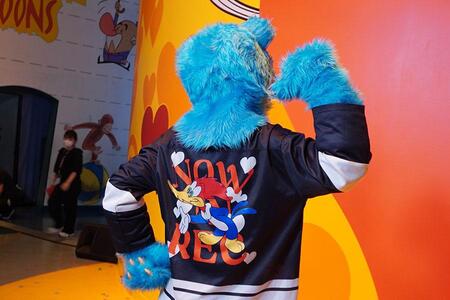 　自身がデザインした「メッシュＴシャツ」（６５００円）を着用するＣＯＩＮ ＰＡＲＫＩＮＧ ＤＥＬＩＶＥＲＹ（ユニバーサル・スタジオ・ジャパン）