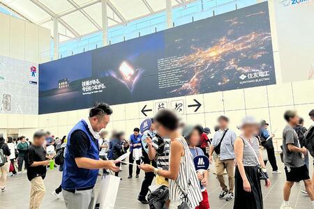 　８月１日（金）大阪メトロが万博の最寄り駅「夢洲駅」でうちわの配布をスタート（１３時すぎ／Ｌｍａｇａ.ｊｐ撮影）