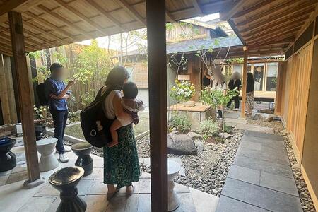 　「ＳＡＫＡＩＮＯＭＡ ＰＬＡＺＡ ＹＡＮＡＧＩ」の中庭空間、奥には宿が