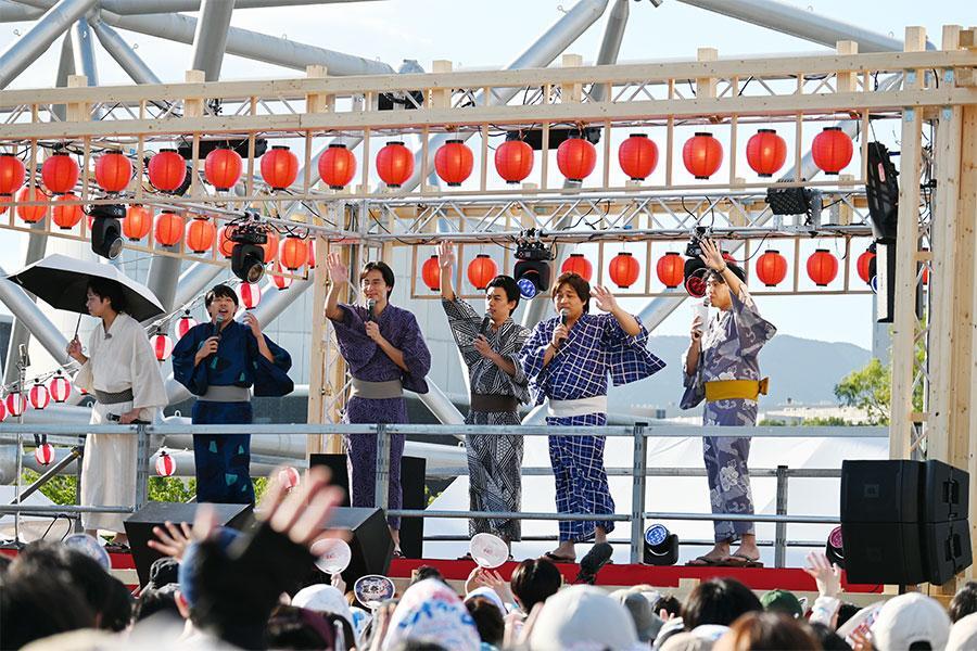 　オープニングには浴衣姿のカベポスター、ダブルヒガシ、フースーヤが登場（Ｌｍａｇａ.ｊｐ撮影）