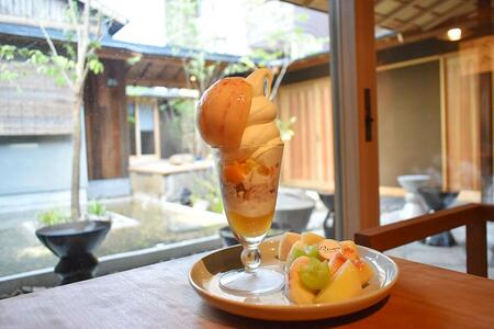 　８月１日の取材時点で提供されていた「Ｒｏｓｉｅｒ」の「まるごと桃のパフェ」（２０００円～）。最高ランクの桃を丸々1つ使用し、ジャージー牛乳のミルキーなソフトクリームとの相性も抜群