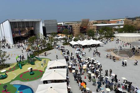 　『大阪・関西万博』会場内では熱中症対策として日傘の無料レンタルを実施中（Ｌｍａｇａ.ｊｐ撮影／夢洲）