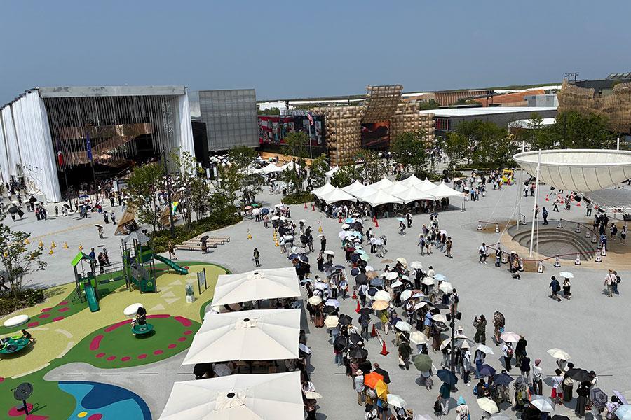 　『大阪・関西万博』会場内では熱中症対策として日傘の無料レンタルを実施中（Ｌｍａｇａ.ｊｐ撮影／夢洲）