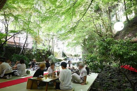 　青紅葉のもと、貴船川の川床で多くの人が会席料理を味わう「鳥居茶屋 真々庵」