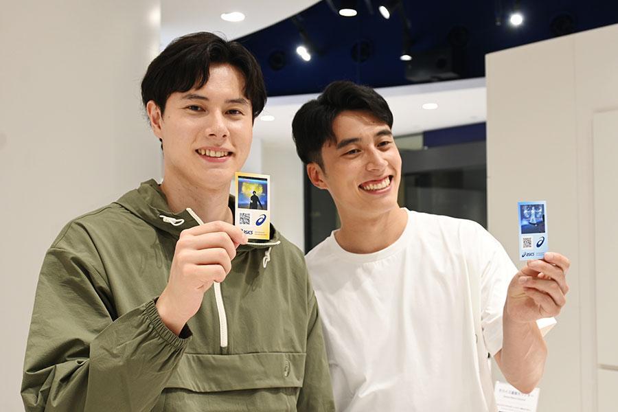 　「ＤＩＳＣＯＶＥＲ. ｂｙ ＡＳＩＣＳ」を体験した（左から）高橋藍と塁（大阪市内・８月５日）