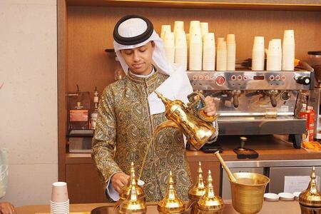 　サウジアラビア館のカフェでコーヒーを淹れる様子（大阪・関西万博）