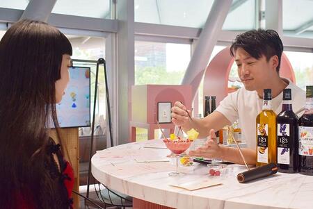 　「オリジナルカクテルワークショップ」では、グラス選びからトッピングまで全て自分でチョイス可能。迷ったらバーテンダーに相談もできる