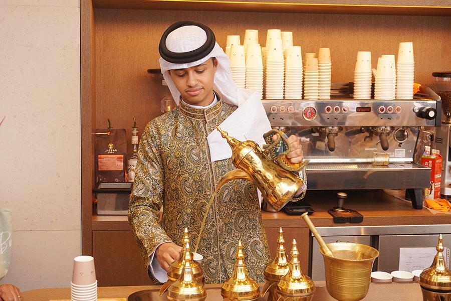 　サウジアラビア館のカフェでコーヒーを淹れる様子（大阪・関西万博）