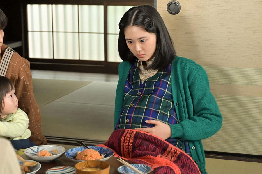 　『あんぱん』第９４回より。柳井家で産気づくのぶの妹・メイコ（原菜乃華）©ＮＨＫ
