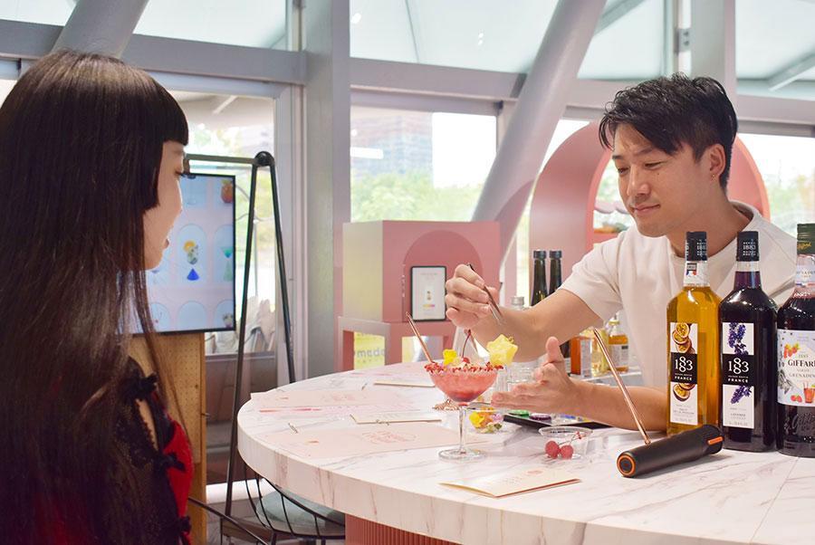 　「オリジナルカクテルワークショップ」では、グラス選びからトッピングまで全て自分でチョイス可能。迷ったらバーテンダーに相談もできる