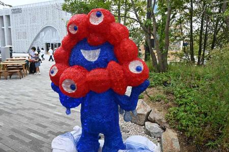 　『大阪・関西万博』８月７日。光るミャクミャクが光ってなくても大人気。記念撮影する人たちが列を作っていた（１２時頃「静けさの森」／Ｌｍａｇａ．ｊｐ撮影）