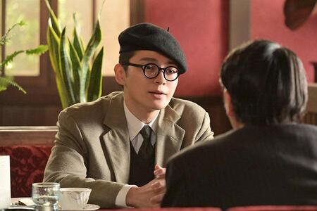 　『あんぱん』第９５回より。銀座のカフェで編集者と打ち合わせする漫画家・手嶌治虫（眞栄田郷敦）　©ＮＨＫ