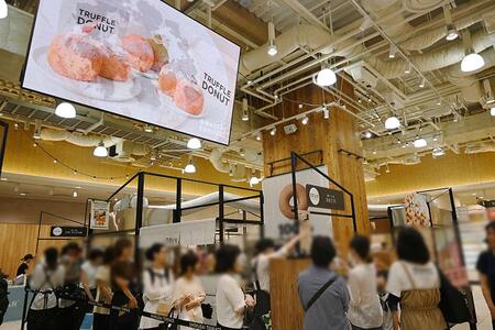 　室内で快適、夏休みの「大阪グルメイベント」をご紹介（写真は阪神梅田本店『どーなつまつり!』会場の様子／Ｌｍａｇａ.ｊｐ撮影）