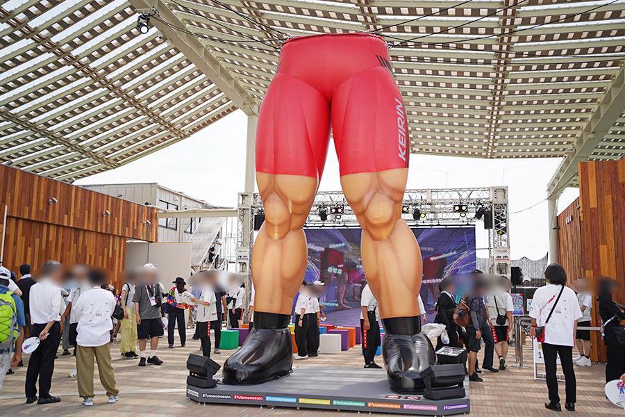 　『大阪・関西万博』８月８日（金）ギャラリーＷＥＳＴで開催中の競輪の魅力を発信するイベント「ふとももＥＸＰＯ」の様子（１０時３０分頃／Ｌｍａｇａ.ｊｐ撮影）