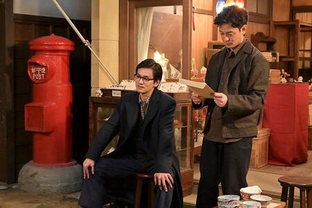 『あんぱん』第９６回より。八木（写真右、妻夫木聡）の雑貨店で愚痴をこぼす嵩（写真左、北村匠海）（Ｃ）ＮＨＫ