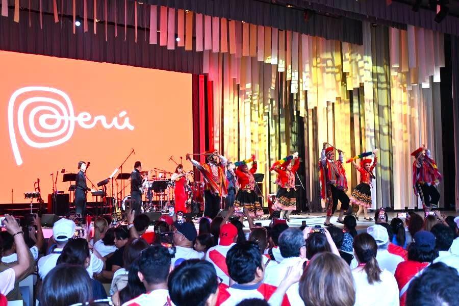 『大阪・関西万博』８月１０日（土）ペルーナショナルデーの国立フォルクローレ舞踊団初来日公演の様子。ラテングラミー受賞アーティスト、ミミ＆トニー・スッカーと共演（１７時ごろ／Ｌｍａｇａ.ｊｐ撮影）